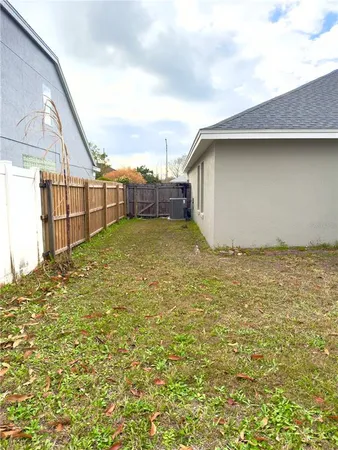 a view of a backyard