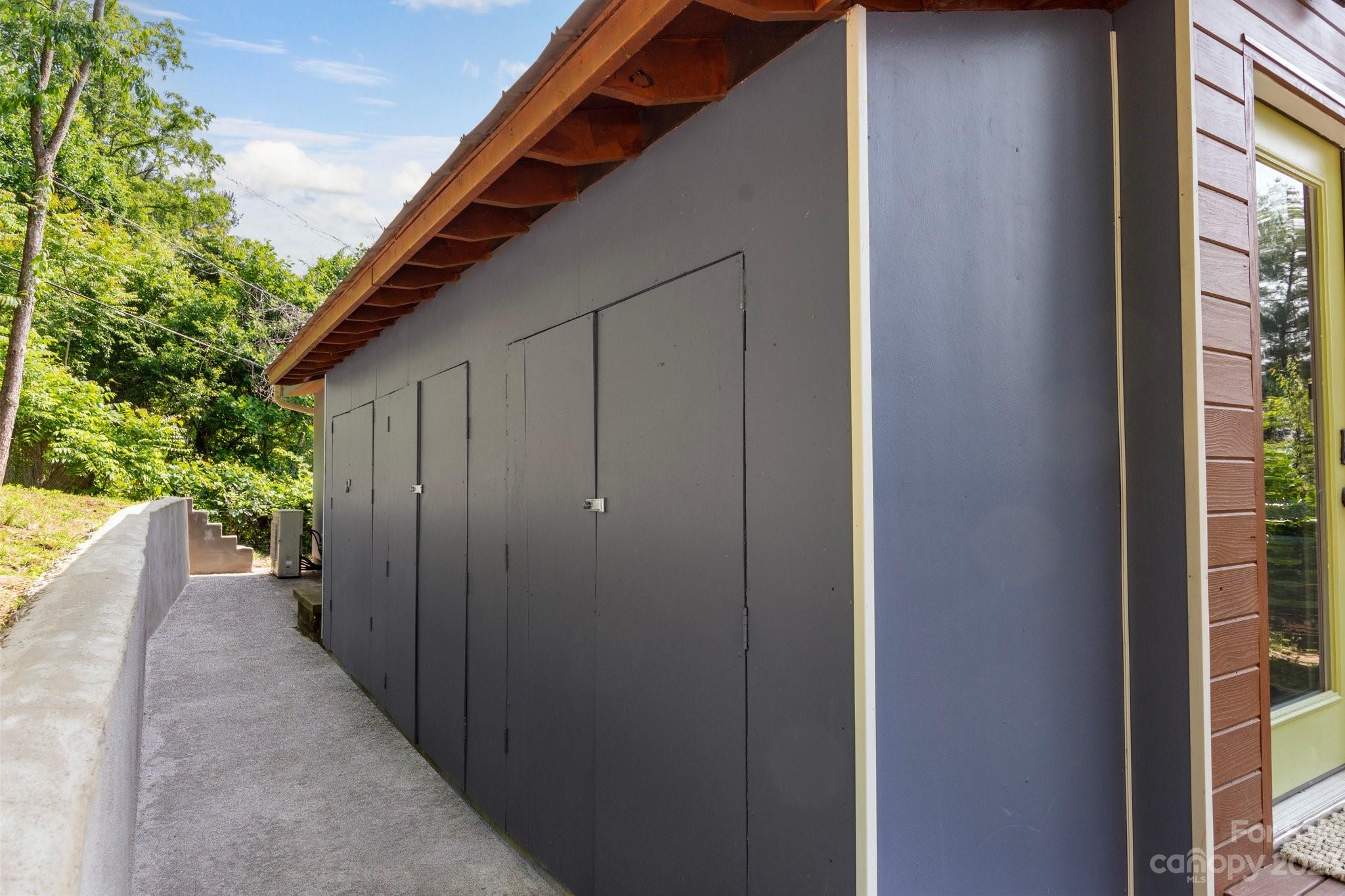 43 Kirkman Road Asheville, NC 28805 - Photo 26 of 27 a backyard of a house