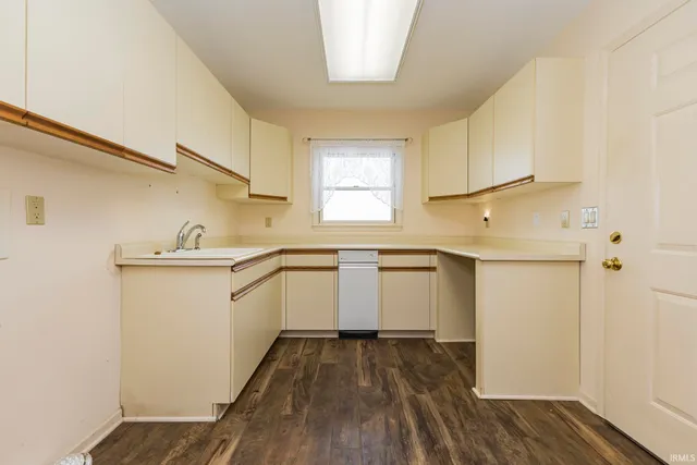 $524,900 | 727 South County Road 100, Hartford City, IN 47348