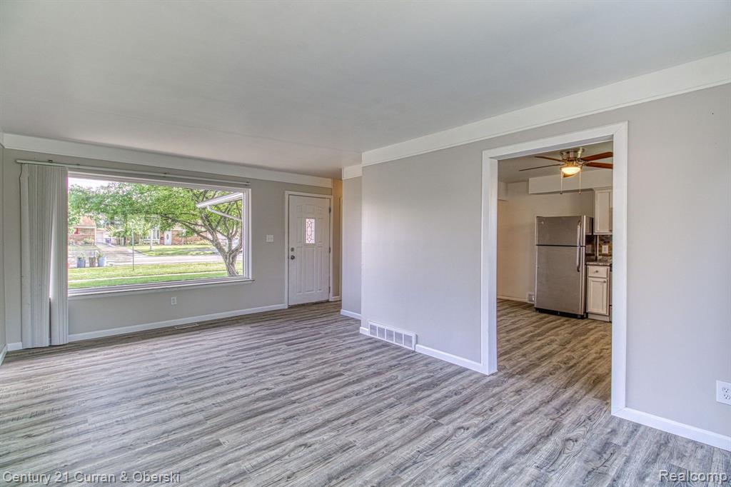 32844 Joy Road Livonia, MI 48150 - Photo 3 of 25 Gallery Image 3