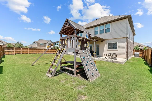 a view of a house with a backyard