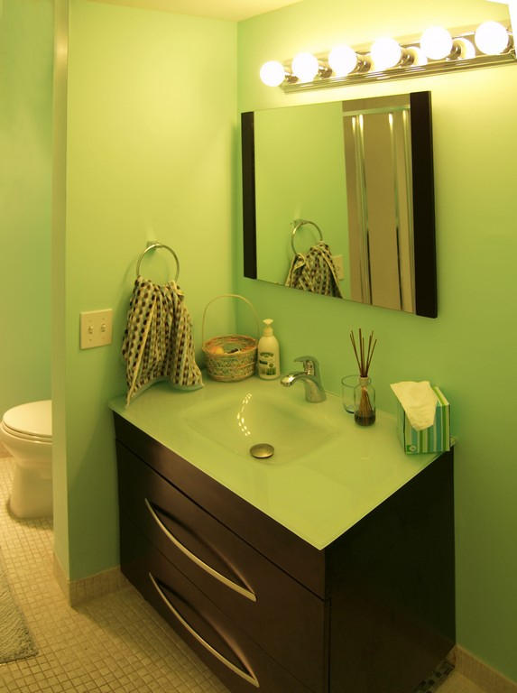 1111 South Ocean Boulevard, Unit 123 Boca Raton, FL 33432 - Photo 16 of 32 Guest Bathroom