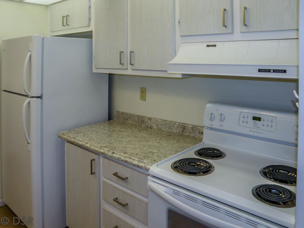 1111 South Ocean Boulevard, Unit 123 Boca Raton, FL 33432 - Photo 9 of 32 Kitchen