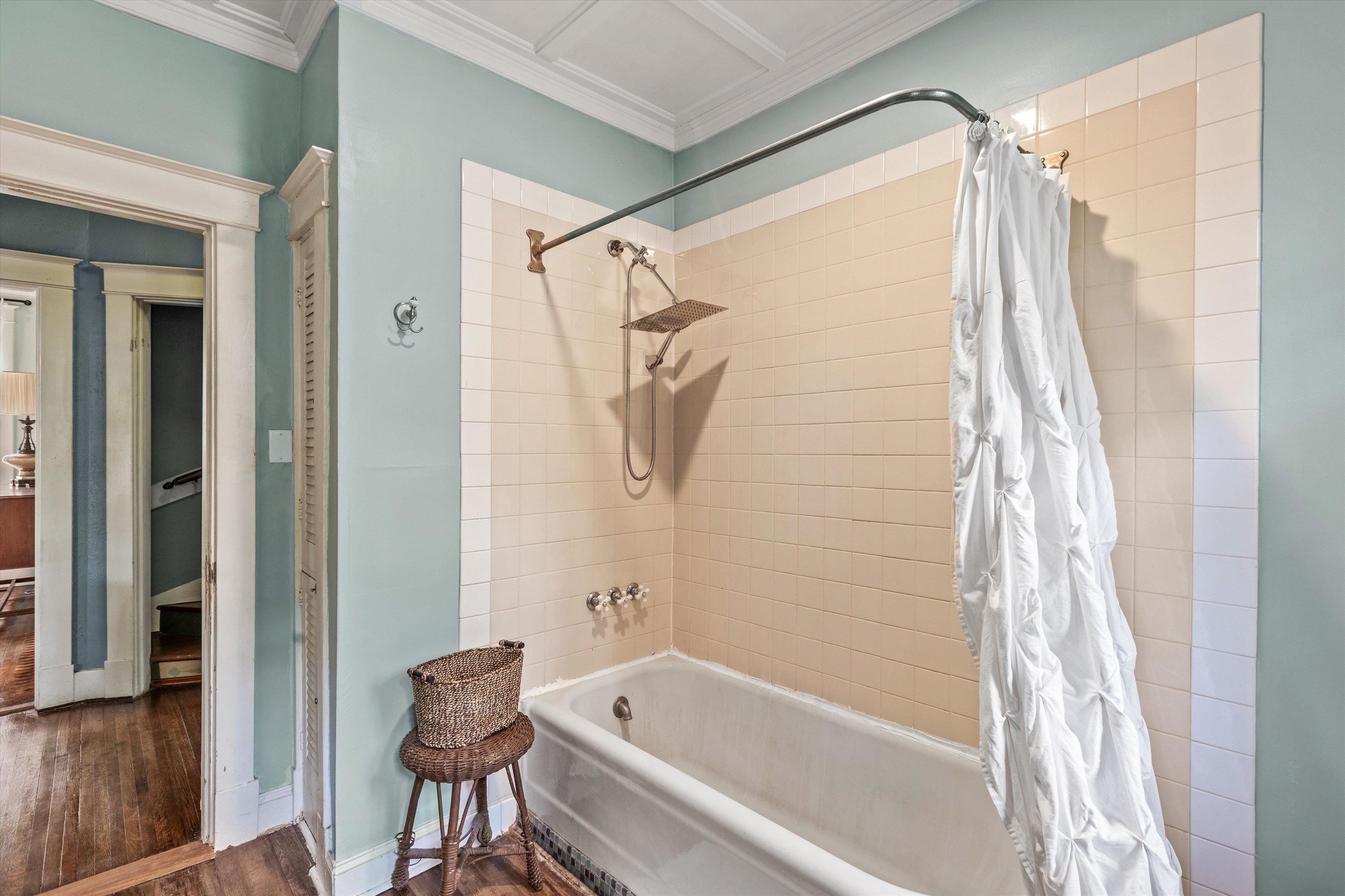 569 North Trezevant Street Memphis, TN 38112 - Photo 15 of 26 a bathroom with a shower and a bathtub