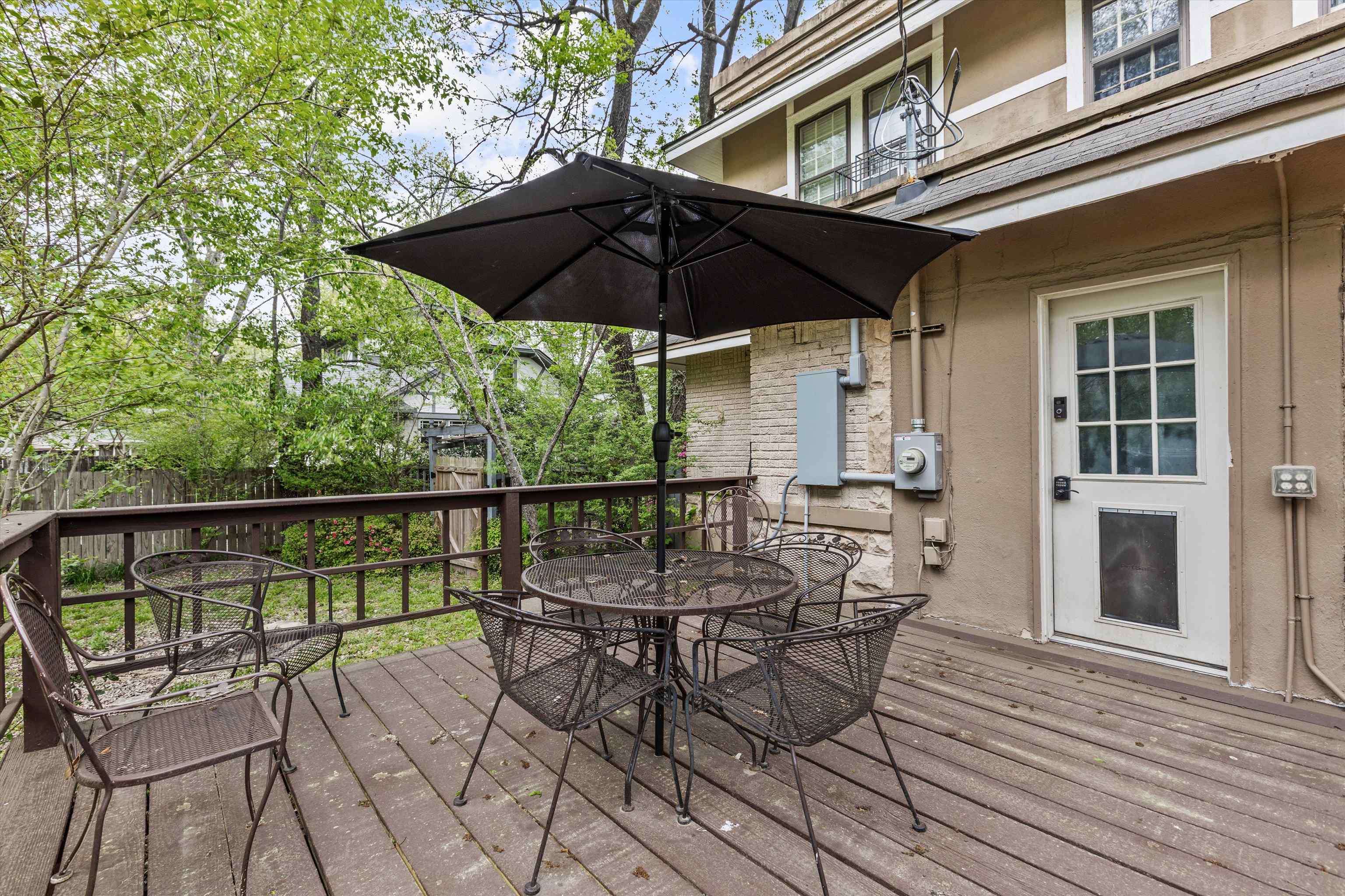 569 North Trezevant Street Memphis, TN 38112 - Photo 23 of 26 a view of a chairs and table in the balcony