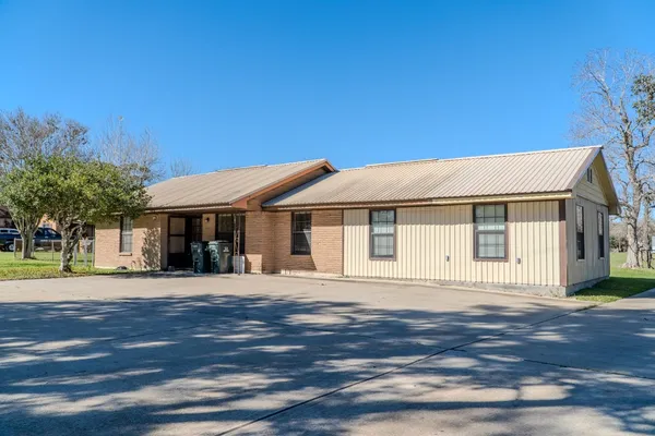 $360,000 | 4959 Highway 90, Alleyton, TX 78935