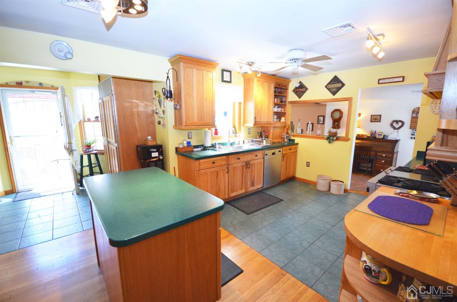 317 New Durham Road Piscataway, NJ 08854 - Photo 4 of 24 Gallery Image 4