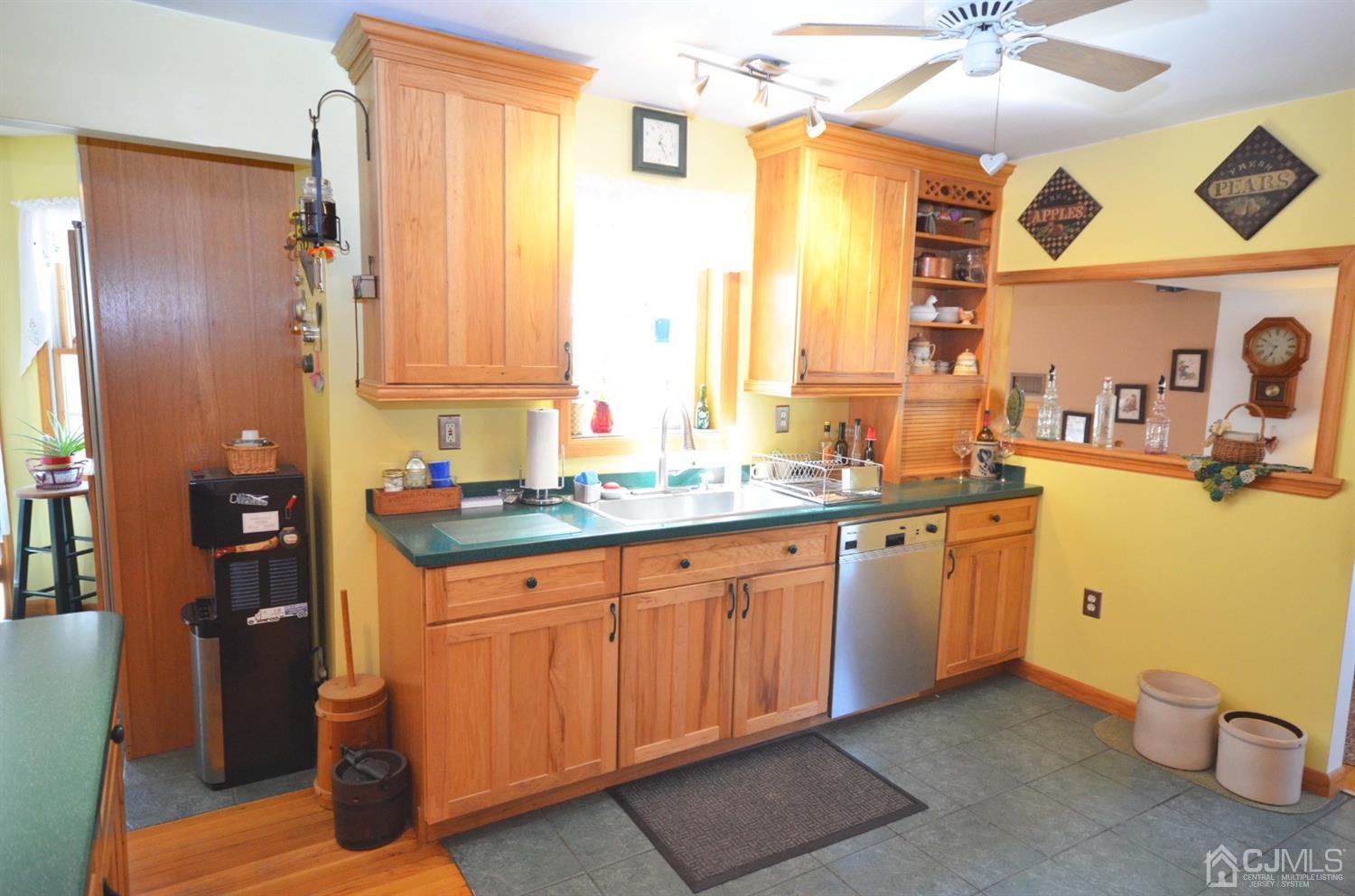 317 New Durham Road Piscataway, NJ 08854 - Photo 5 of 24 Gallery Image 5
