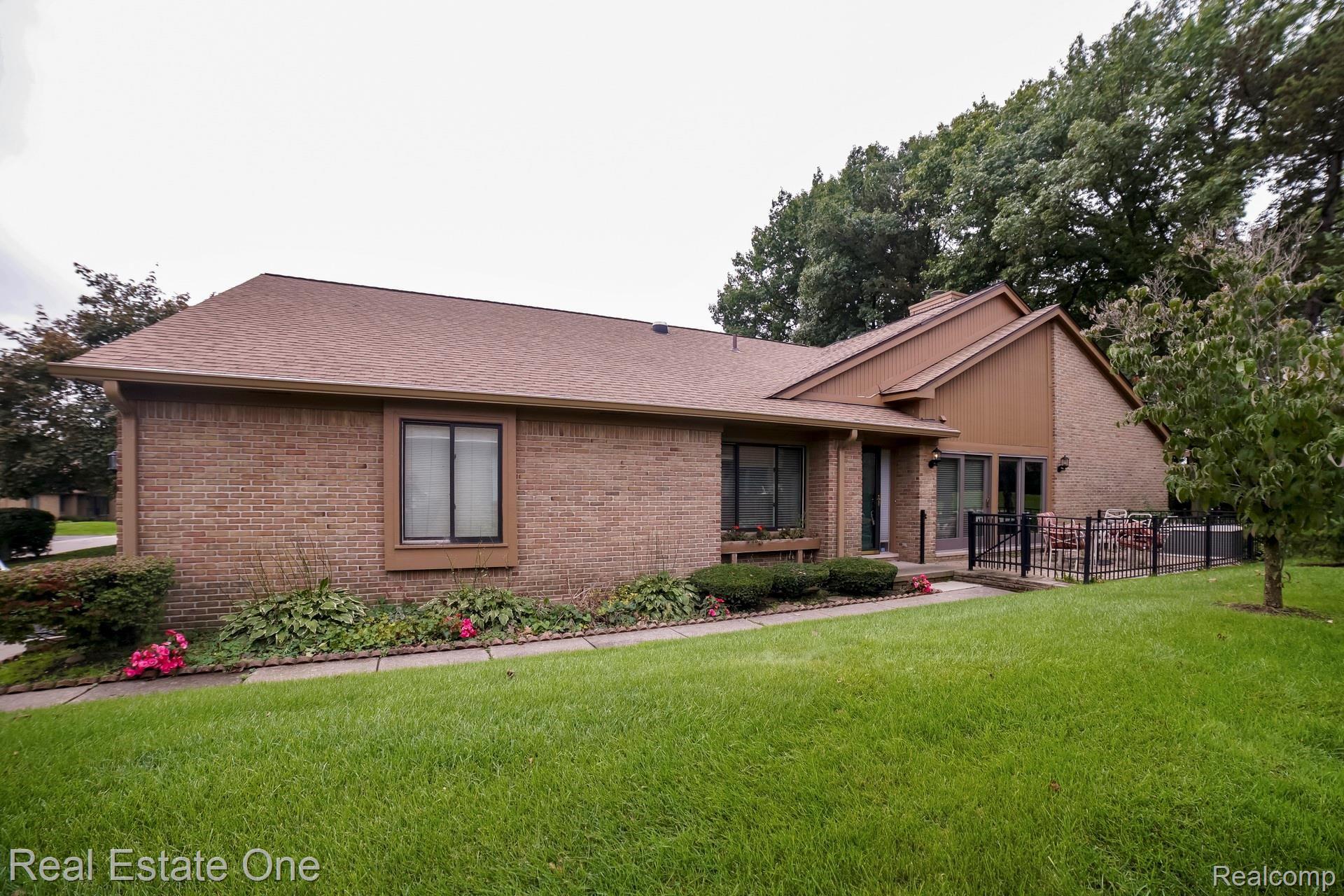 2176 London Bridge Drive, Unit 41 Rochester, MI 48307 - Photo 1 of 17 000-photo-front-view-7598256.jpg
