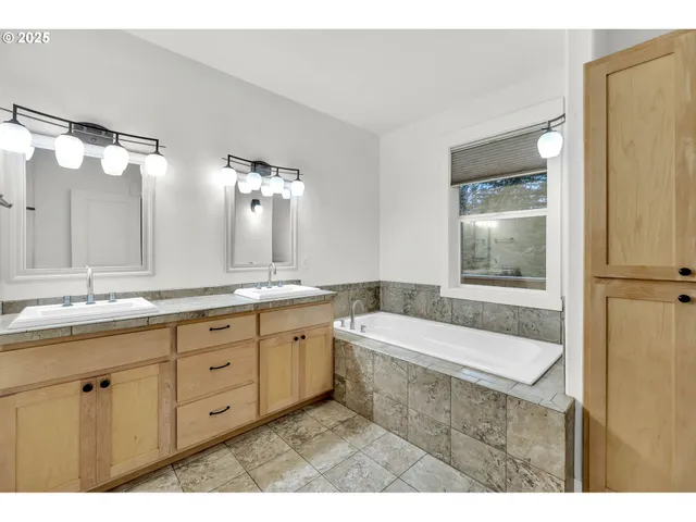 $899,900 | 18308 Northeast Neer Circle, Amboy, WA 98601