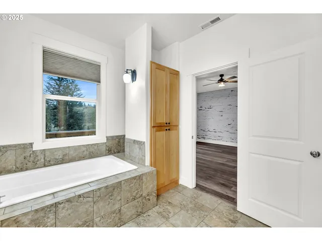 $899,900 | 18308 Northeast Neer Circle, Amboy, WA 98601