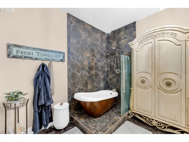 $899,900 | 18308 Northeast Neer Circle, Amboy, WA 98601