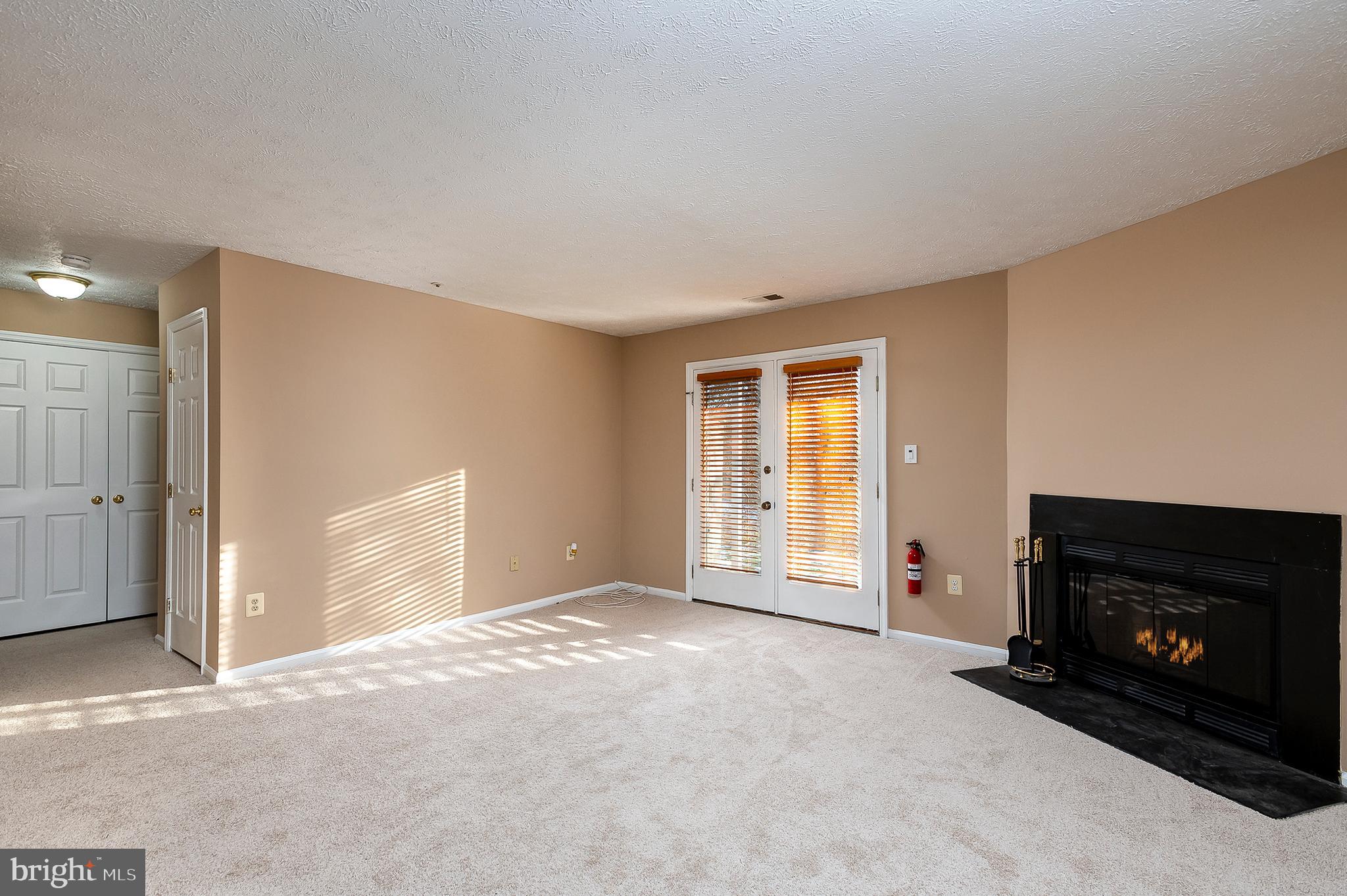 6435 Greenfield Road, Unit 1201 Elkridge, MD 21075 - Photo 3 of 19 Living Room