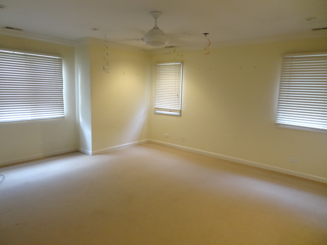 8 Ridge Road Highland Park, IL 60035 - Photo 12 of 20 an empty room with a window