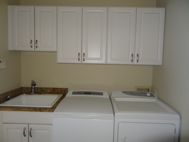 8 Ridge Road Highland Park, IL 60035 - Photo 17 of 20 a utility room with dryer and washer