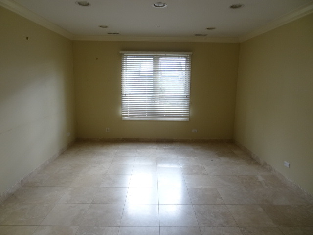 8 Ridge Road Highland Park, IL 60035 - Photo 10 of 20 an empty room with a window