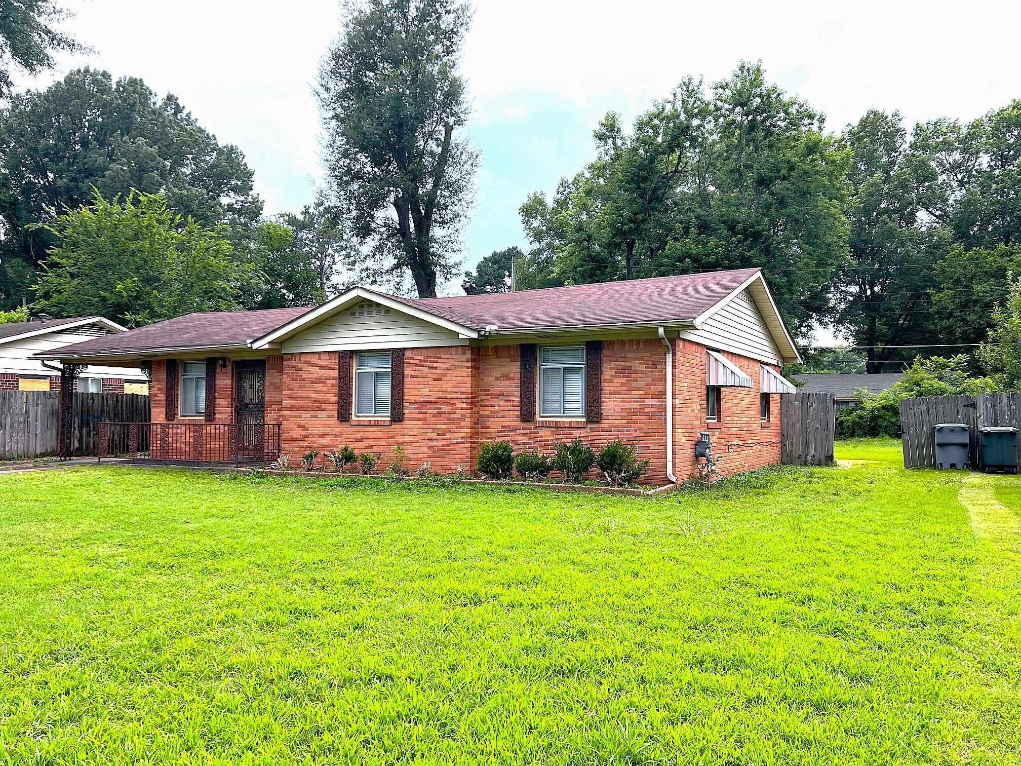 535 Fleda Road Memphis, TN 38120 - Photo 3 of 14 a front of a house with a garden