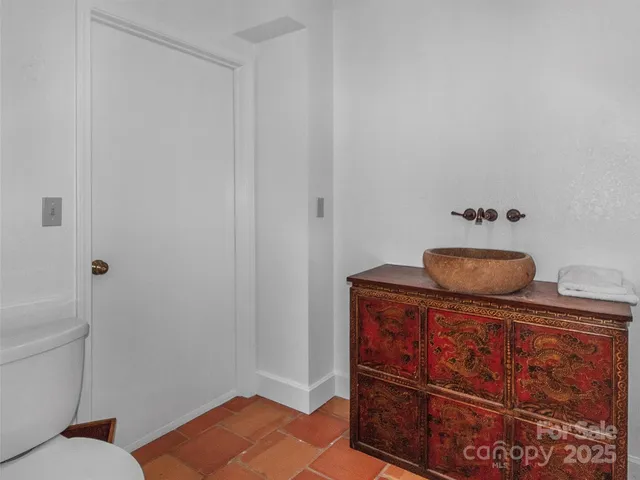 a view of entryway with a front door