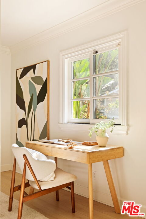 1132 Chantilly Road Los Angeles, CA 90077 - Photo 14 of 22 a dining room with window