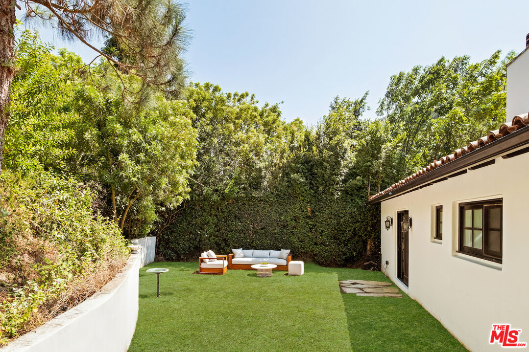 1132 Chantilly Road Los Angeles, CA 90077 - Photo 19 of 22 a couple of table and chairs in a yard