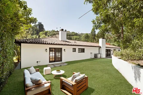 a view of a house with back yard