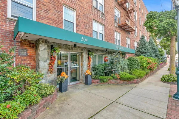 $265,000 | 504 Merrick Road, Unit 3G, Lynbrook, NY 11563