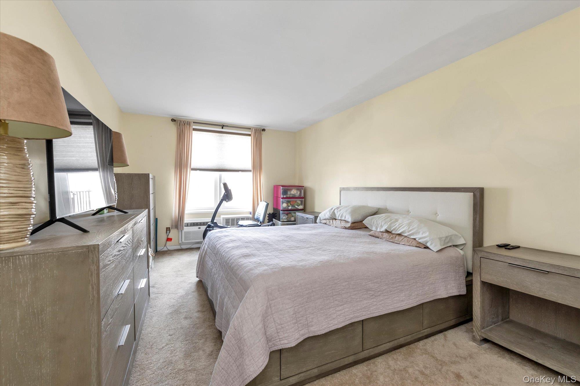 504 Merrick Road, Unit 3G Lynbrook, NY 11563 - Photo 7 of 19 Large King Size Bedroom