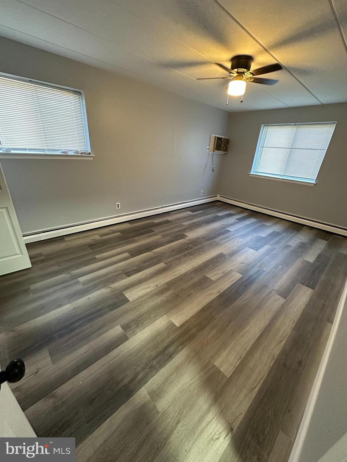 1575 West Street Road, Unit 922 Warminster, PA 18974 - Photo 8 of 16 a view of room and window