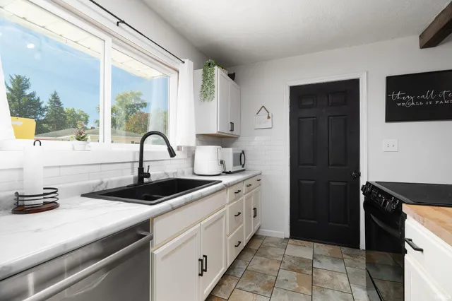 $220,000 | 808 East Pine Lane, Monticello, IN 47960