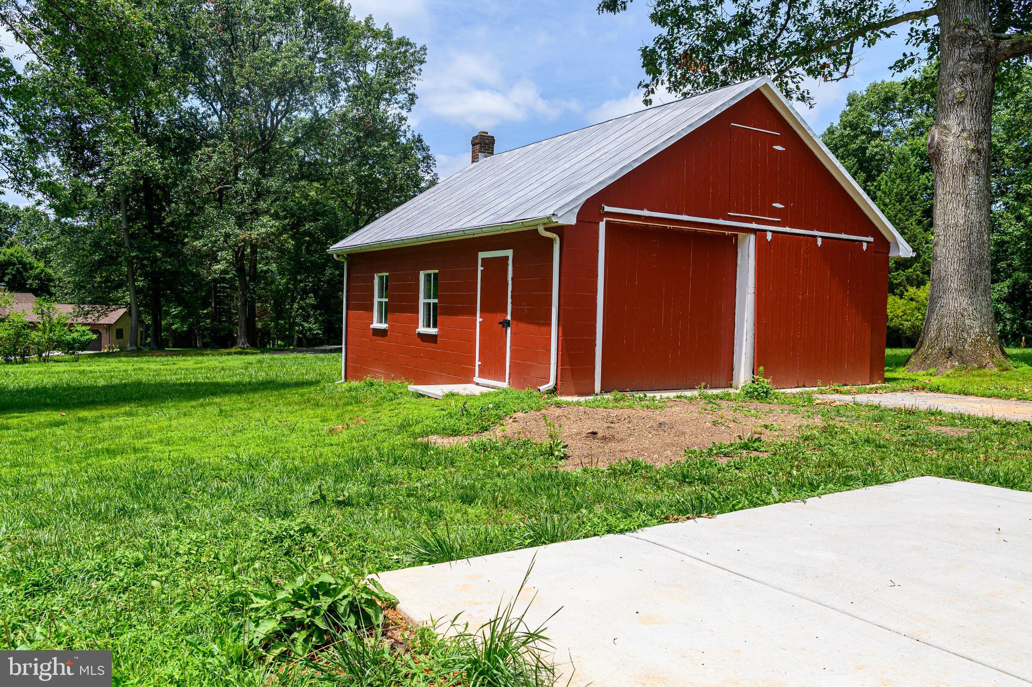 124 Dutrow Road Westminster, MD 21157 - Photo 5 of 38 Freshly painted outbuilding