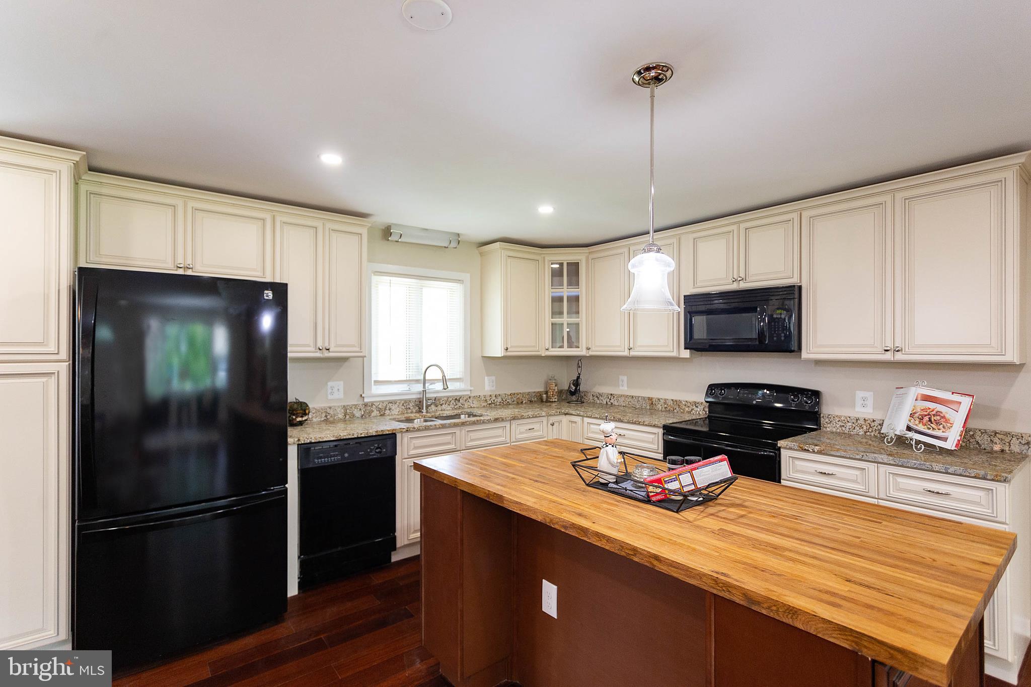 124 Dutrow Road Westminster, MD 21157 - Photo 8 of 38 NEW soft close cabinetry