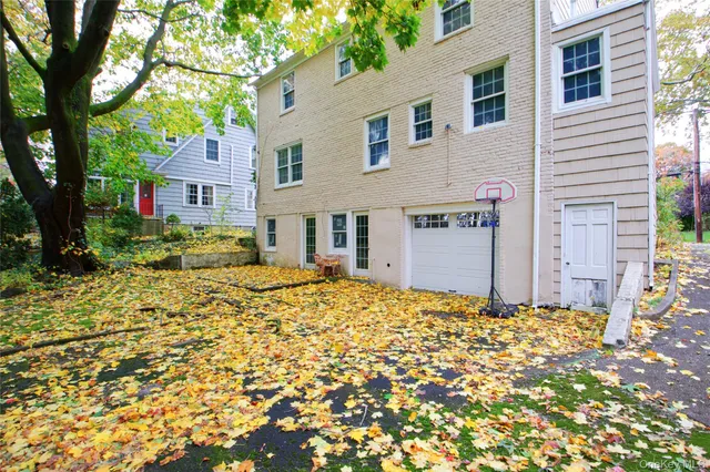 $1,089,000 | 414 Hunt Lane, Manhasset, NY 11030