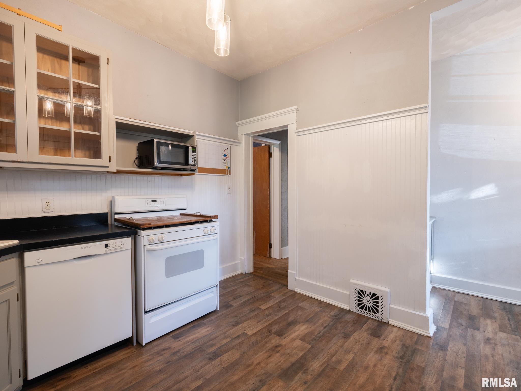 399 West Walnut Street Canton, IL 61520 - Photo 13 of 34