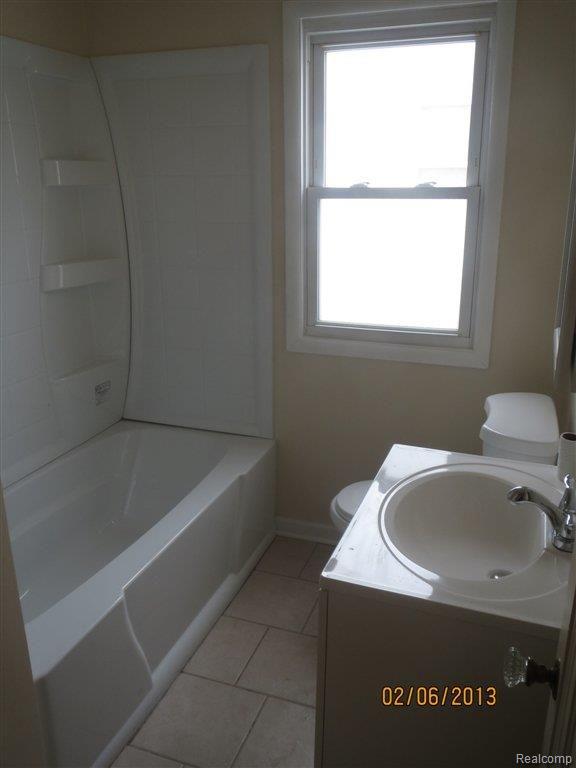 8075 Sterling Street Center Line, MI 48015 - Photo 10 of 13 Bath.jpg