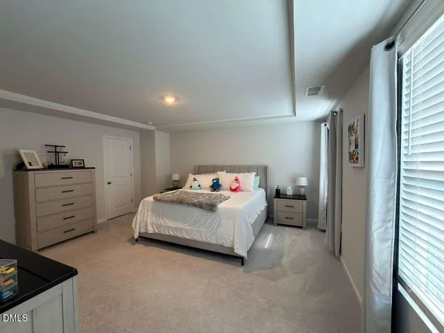 a en suite bathroom with a double vanity sink and mirror