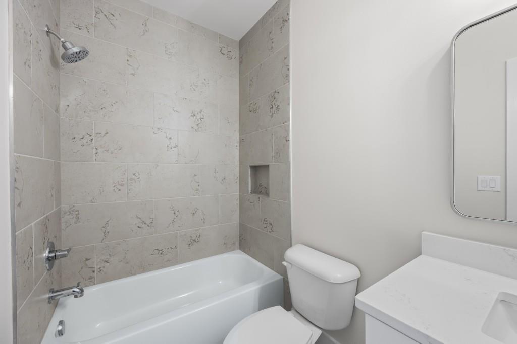 1301 Grayson Pointe Drive Buckhead, GA 30625 - Photo 37 of 56 a bathroom with a toilet and a bath tub