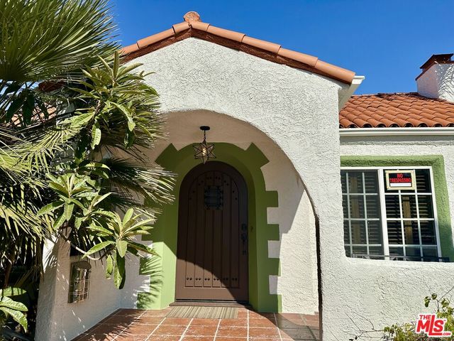 a house view with a outdoor space