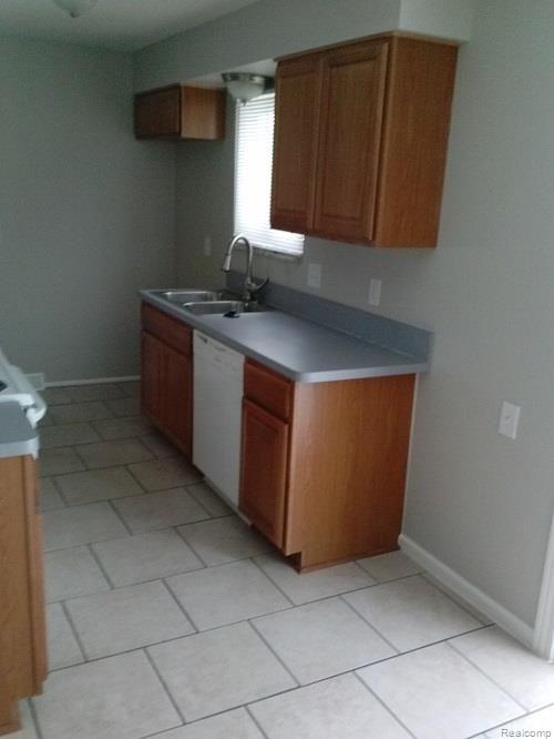 47220 Ryan Road Utica, MI 48317 - Photo 10 of 20 kitchen3.jpg