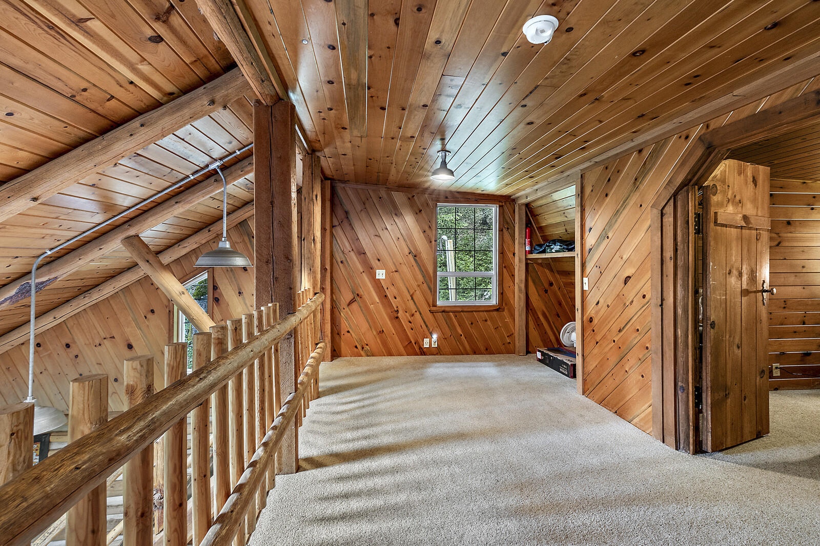 2266 Knowles Road Medford, OR 97501 - Photo 24 of 40 Back towards the master bedroom from the office area