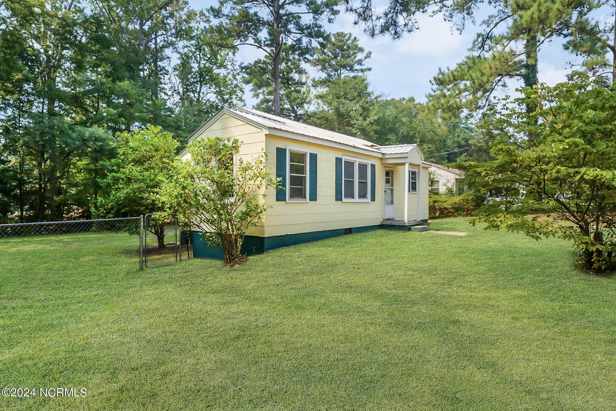 201 Confederate Avenue Rockingham, NC 28379 - Photo 1 of 17 DSC08257