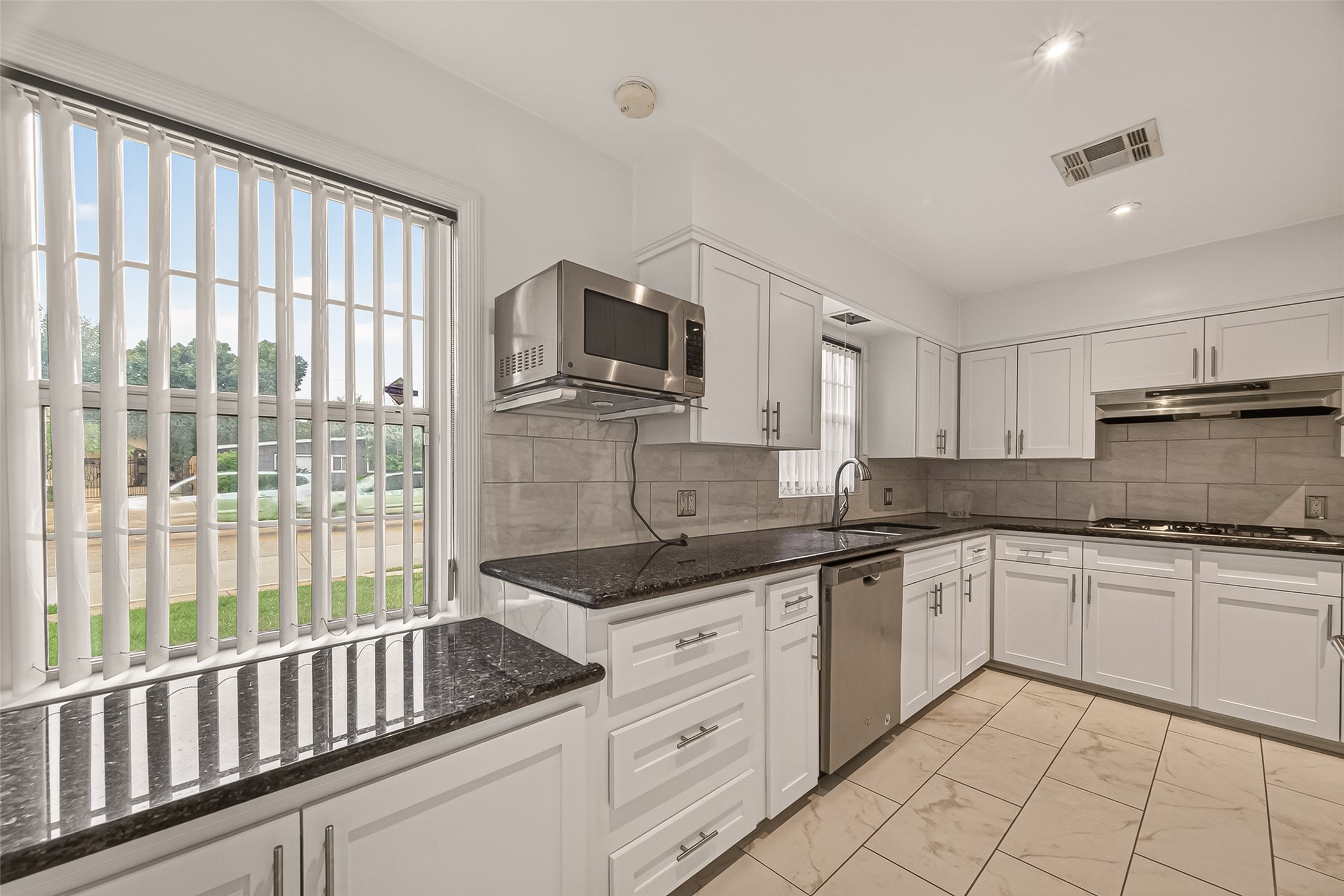 5666 Overbrook Lane Houston, TX 77056 - Photo 15 of 36
