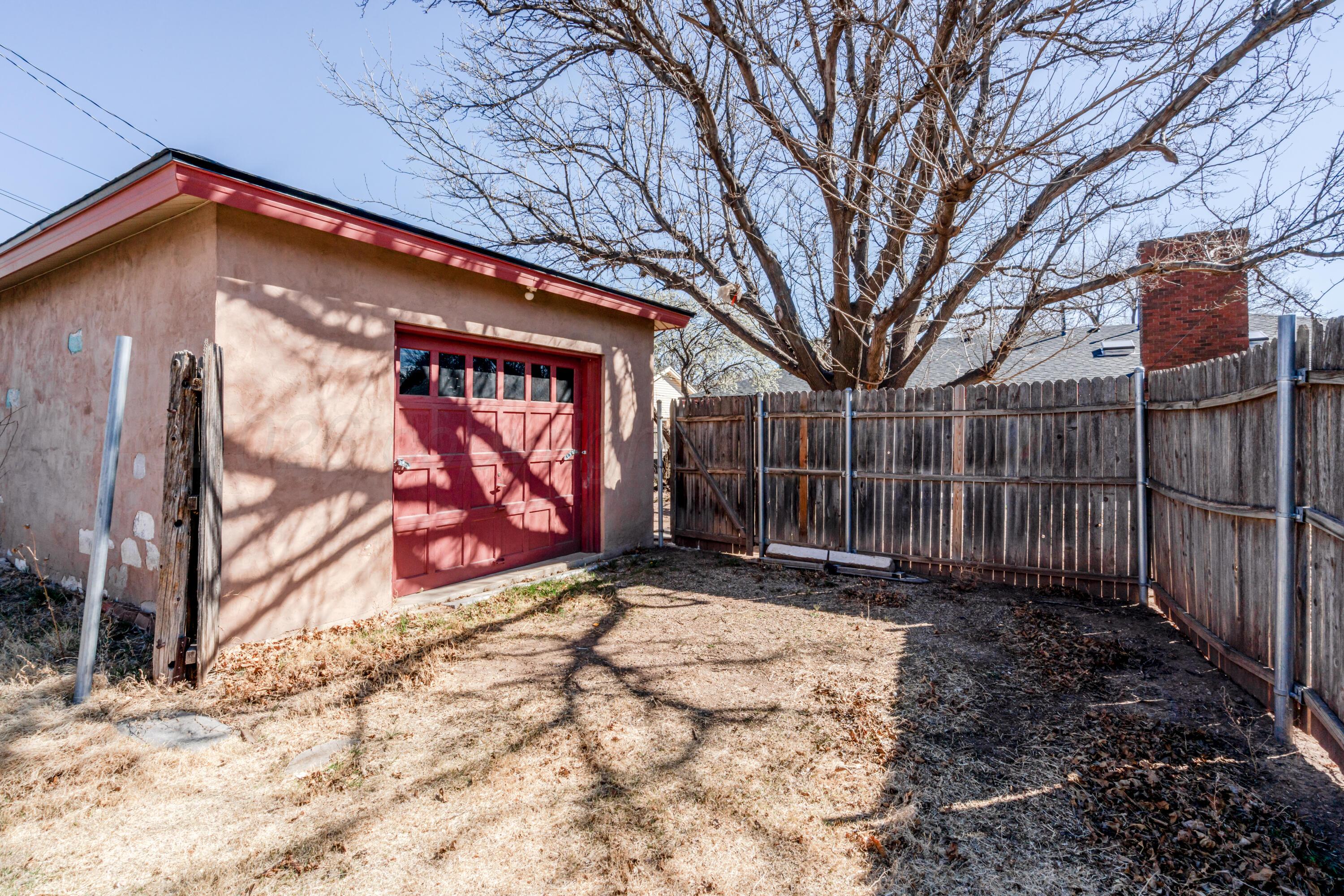 3308 Sunlite Street Amarillo, TX 79106 - Photo 36 of 37 a view of a backyard with wooden fence