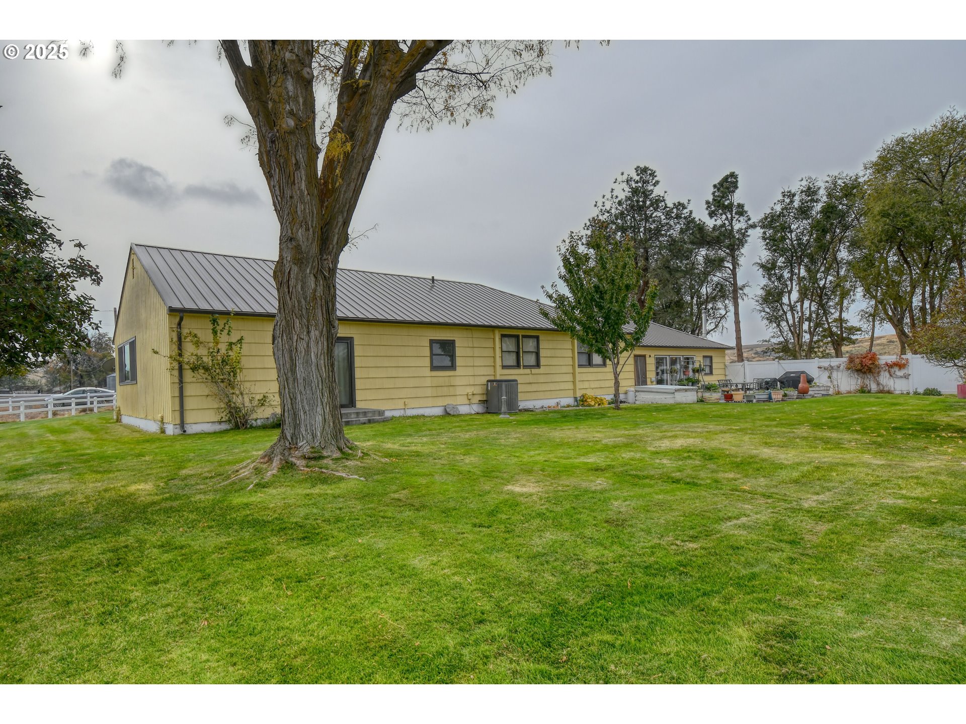 70930 Highway 207 Echo, OR 97826 - Photo 38 of 48 a view of an house with backyard space and garden