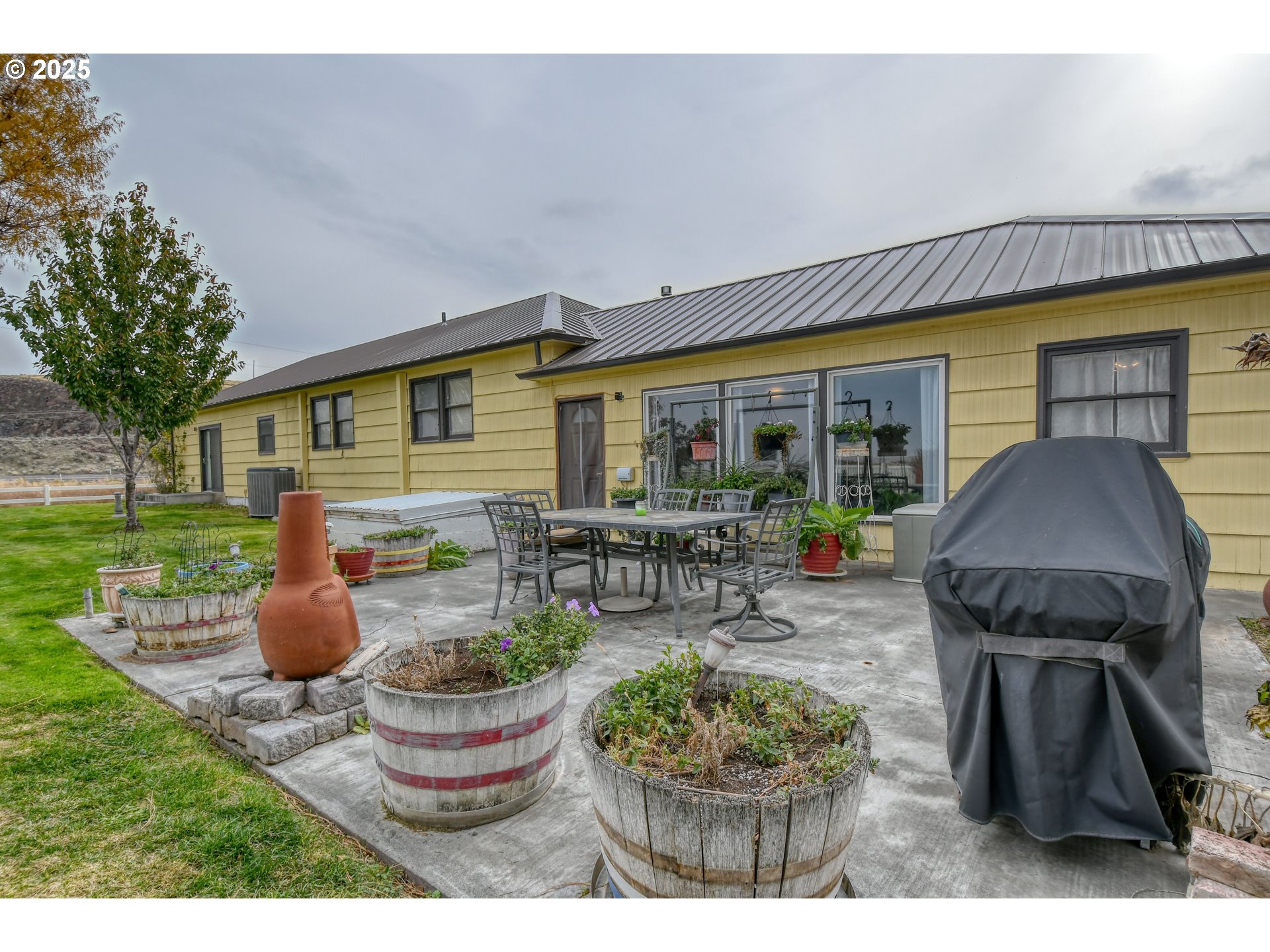 70930 Highway 207 Echo, OR 97826 - Photo 39 of 48 a patio with a table and chairs