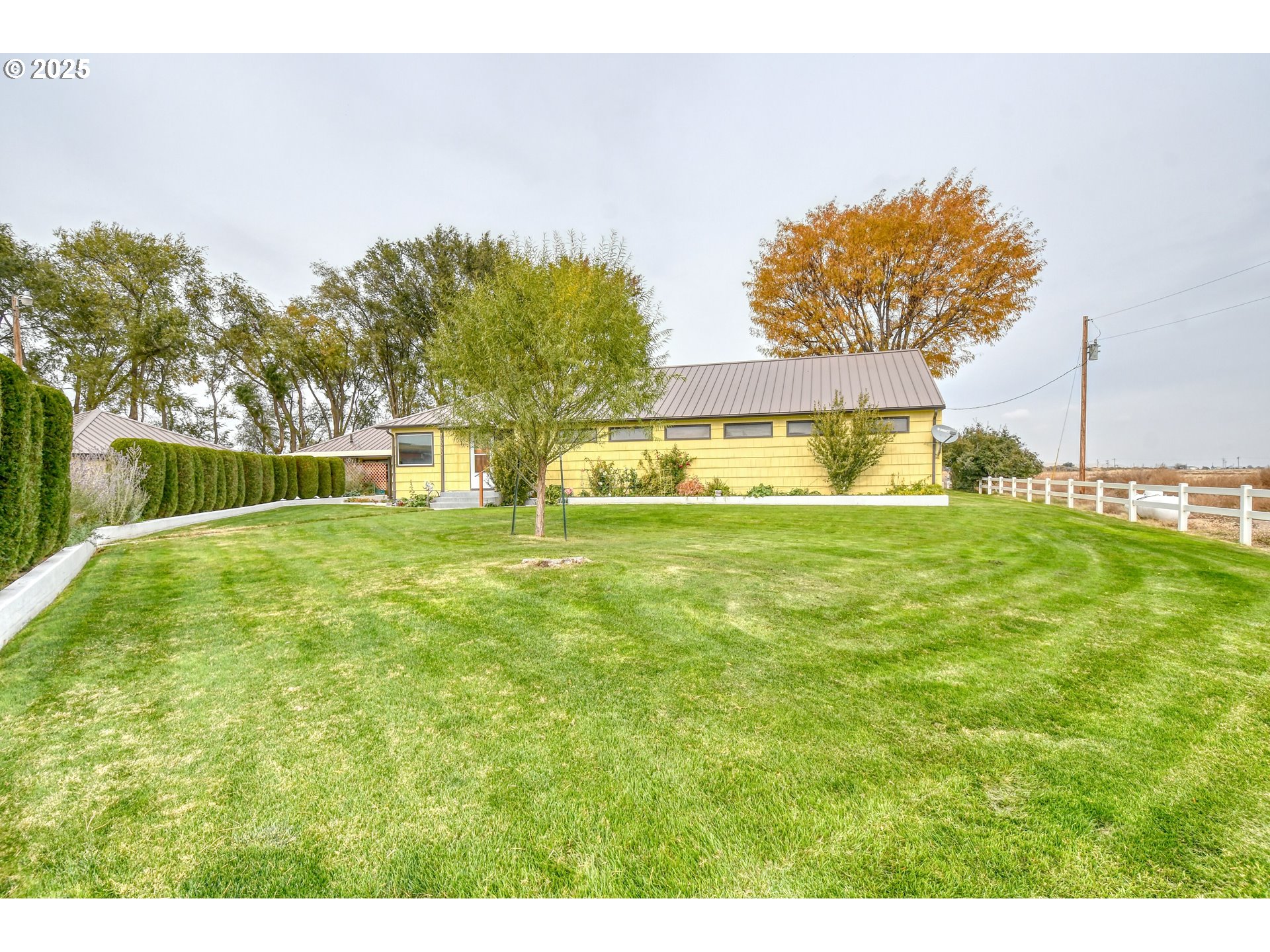70930 Highway 207 Echo, OR 97826 - Photo 5 of 48 a swimming pool with trees in the background