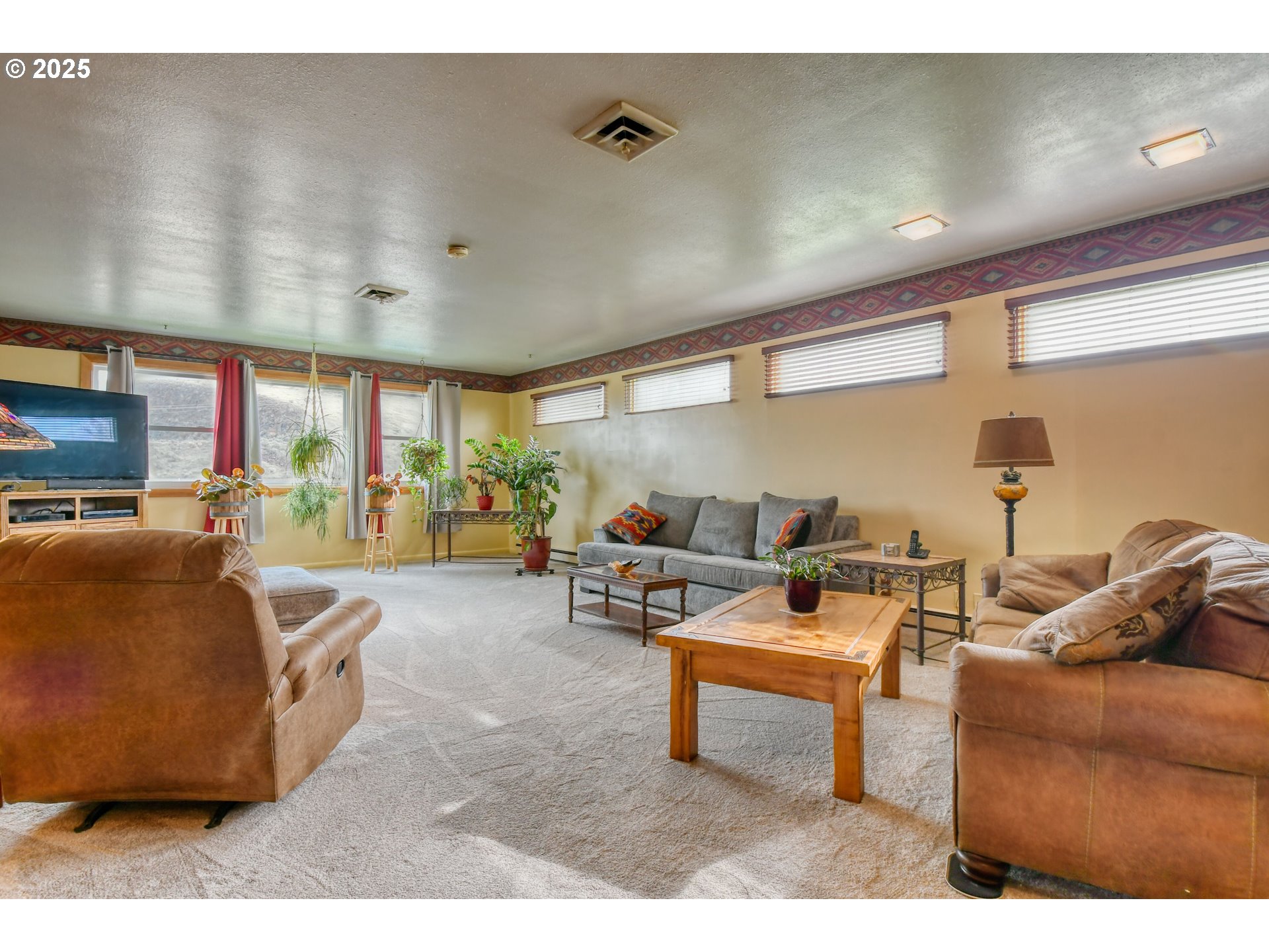 70930 Highway 207 Echo, OR 97826 - Photo 7 of 48 a living room with furniture and a large window