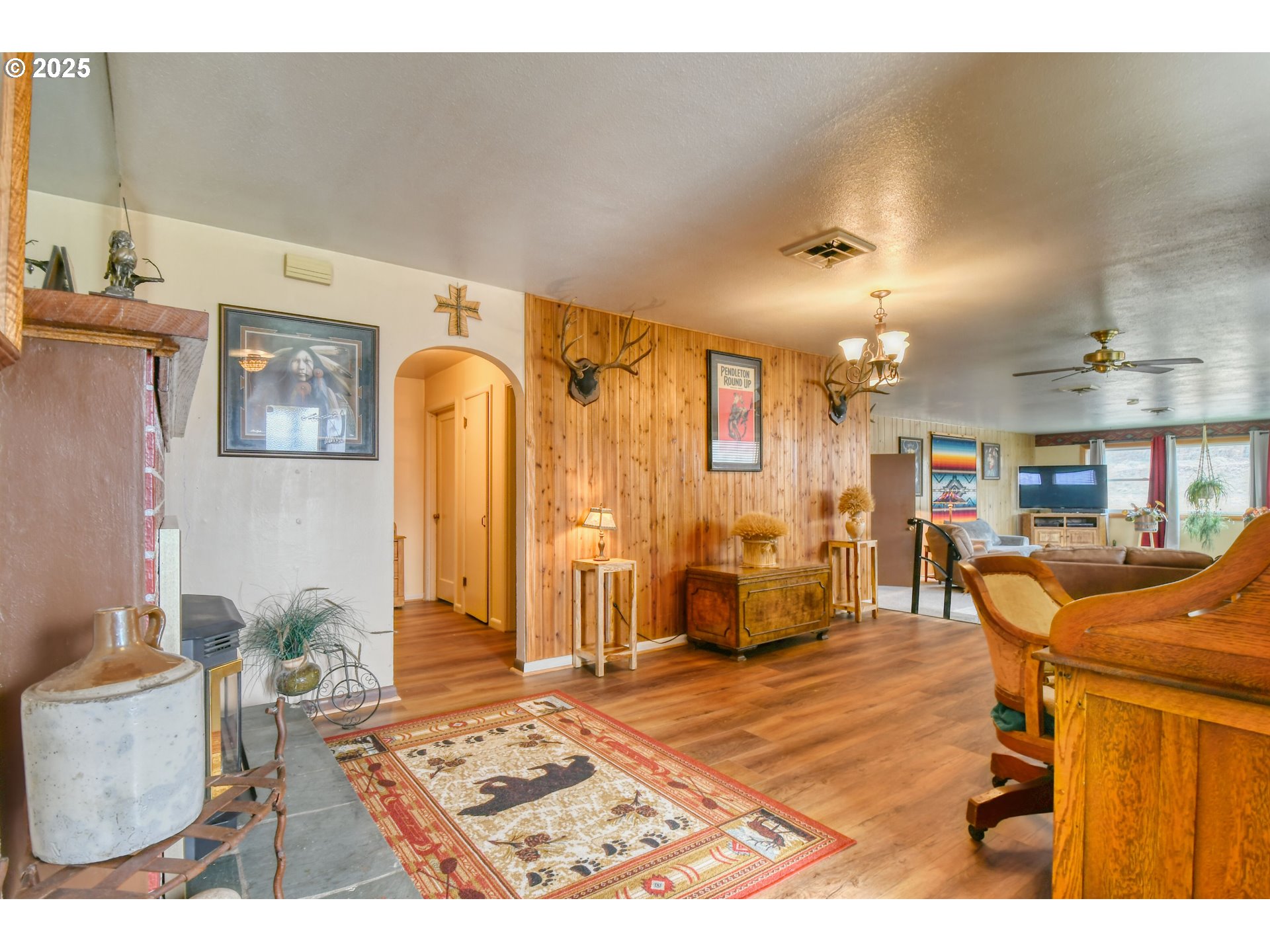 70930 Highway 207 Echo, OR 97826 - Photo 9 of 48 a living room with patio furniture and a dining table