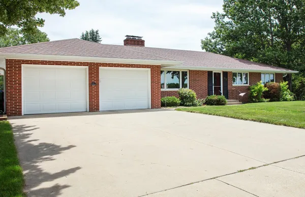 $329,500 | 113 16th Street Southwest, Waverly, IA 50677