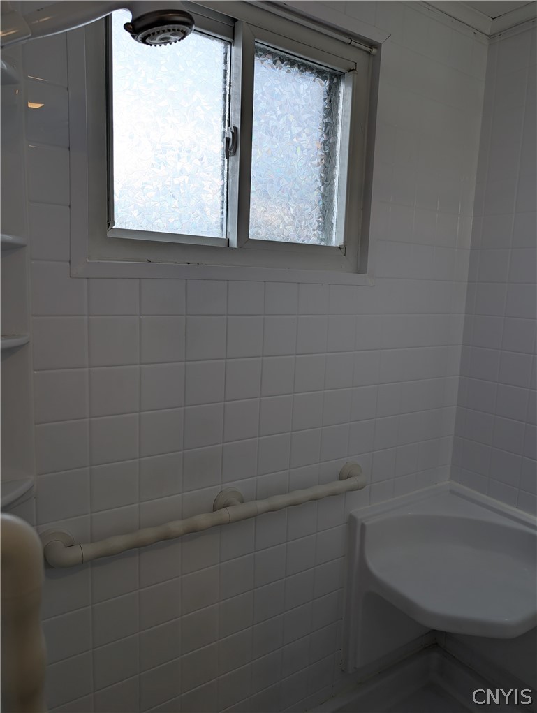 116 Berwick Road North Salina, NY 13208 - Photo 20 of 41 Also main floor bath shower