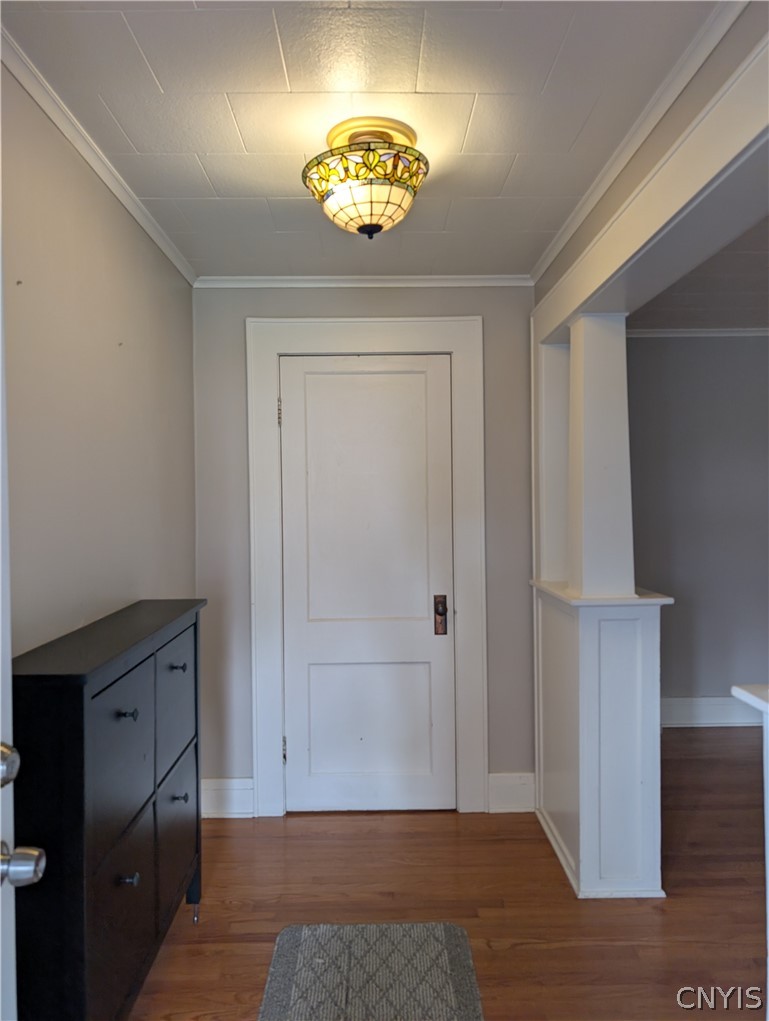 116 Berwick Road North Salina, NY 13208 - Photo 5 of 41 Inviting entryway and coat closet straight ahead.